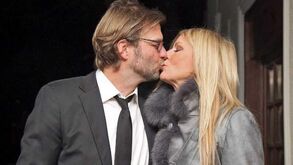 Mulher de Jurgen Klopp distribui dinheiro entre funcionários de um supermercado
