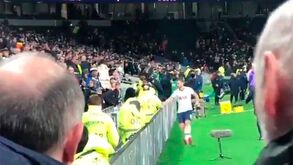 Eric Dier 'atira-se' a adepto após alegados insultos: «É meu irmão!»