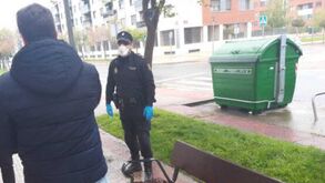 Homem multado em Espanha após quebrar isolamento social para ir passear... peixes de estimação