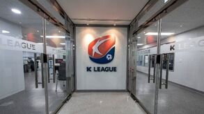 Garrafas individuais e máscaras até entrar em campo: eis o plano da Liga sul-coreana