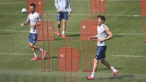Jogadores a trocar de máscara a cada 15 minutos e árbitros a punir abraços na Bundesliga