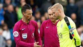 Kasper Schmeichel: «Adorava o Clattenburg. Não tinha problemas em mandar-te f...»