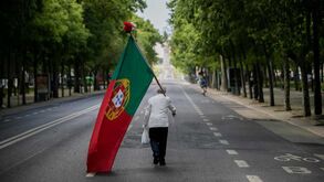 Sozinho na Avenida da Liberdade com bandeira e cravo: uma das imagens marcantes deste 25 de abril