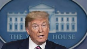 Donald Trump volta a contradizer-se e nega ter tratado pandemia de coronavírus como uma farsa