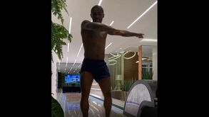 Da pista de bowling em casa à dança hilariante: Douglas Costa em mais um momento viral