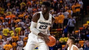 Neemias Queta não vai ao draft da NBA e continua no campeonato universitário