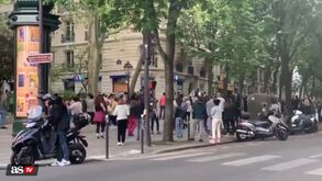 Saem à rua em Paris para dançar juntos e sem máscara: as imagens que revoltam milhões