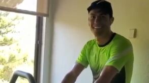 Ronaldo exercita pernas e mostra como está de braços