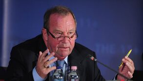 Médico da FIFA quer proibir cuspidelas para o relvado e reduzir risco de contágio
