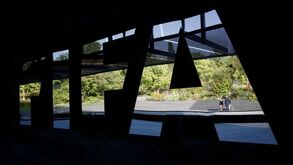 Comité Médico da FIFA diz que futebol não deve regressar até setembro