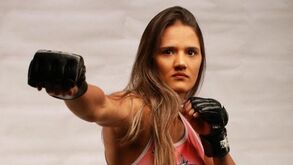 MMA: 'Mulher Maravilha' não gostou de ver pénis de exibicionista e espancou-o