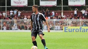 Jogador brasileiro morre eletrocutado ao lançar papagaio