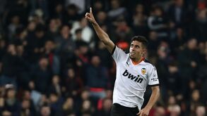 Jogador do Valencia dá murro na mesa: «Primeiro a vida, depois o futebol!»