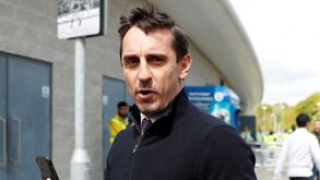 Gary Neville opõe-se ao regresso da Premier League
