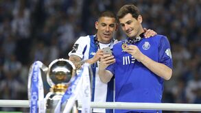 Maxi Pereira e Casillas: a paixão, a ética, a festa, as lágrimas e o susto