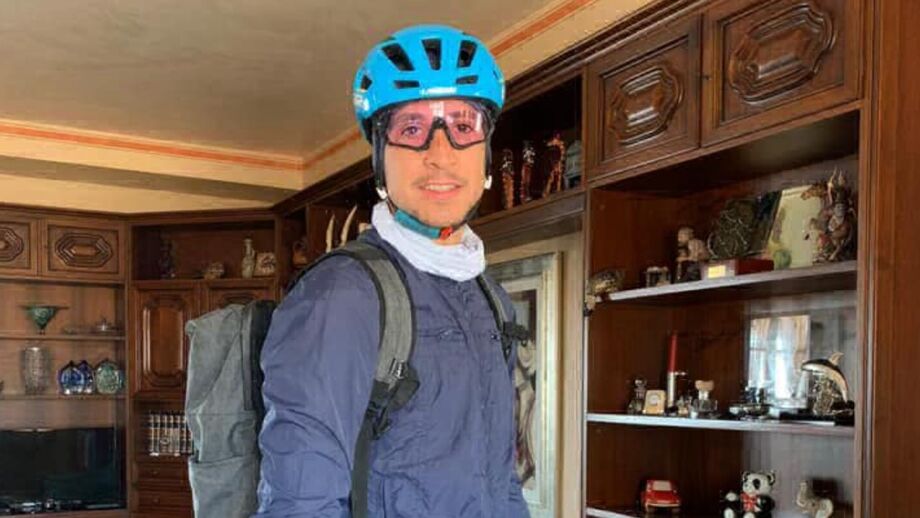 Ciclista italiano pedala para entregar medicamentos a desfavorecidos
