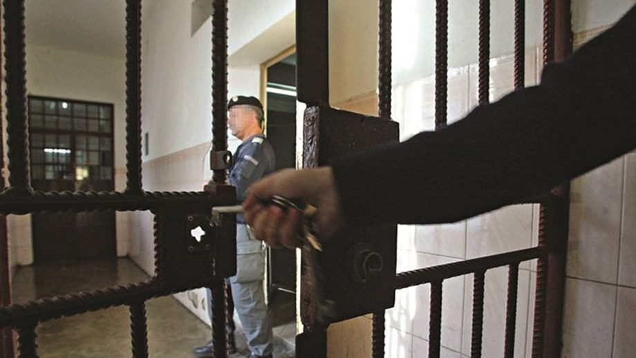 Mais 166 reclusos libertados durante a manhã de hoje devido ao Estado de Emergência