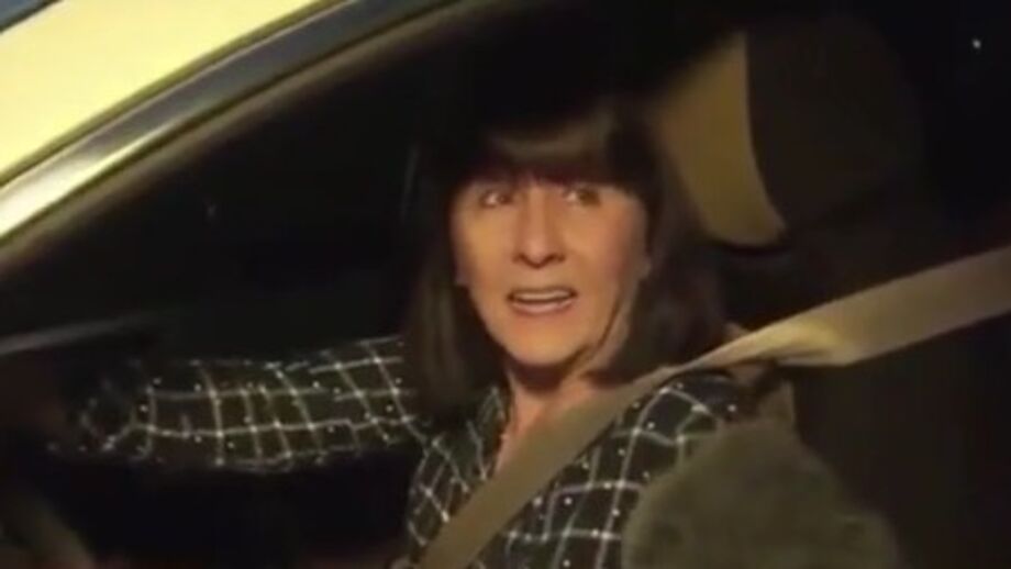 Jornalista pergunta a mulher se não tem medo de ficar infetada com covid-19