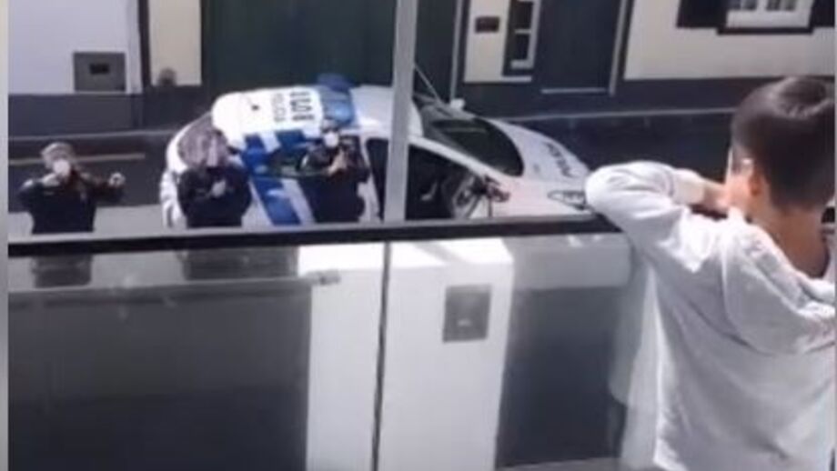 Menino em quarentena surpreendido por polícias em dia de aniversário nos Açores, Veja o momento