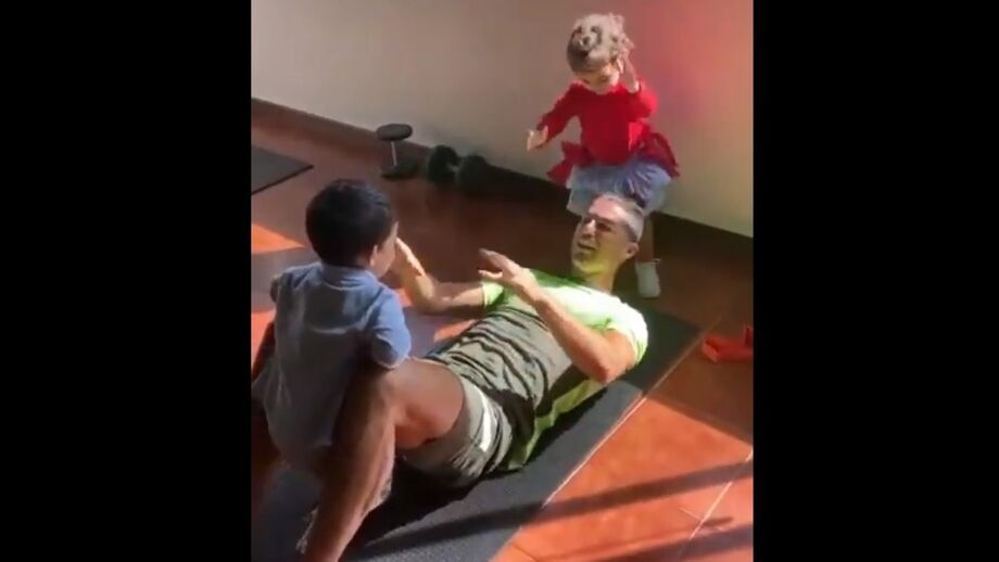 "Deixem o pai trabalhar", ouve-se o futebolista dizer a Mateo e Alana Martina