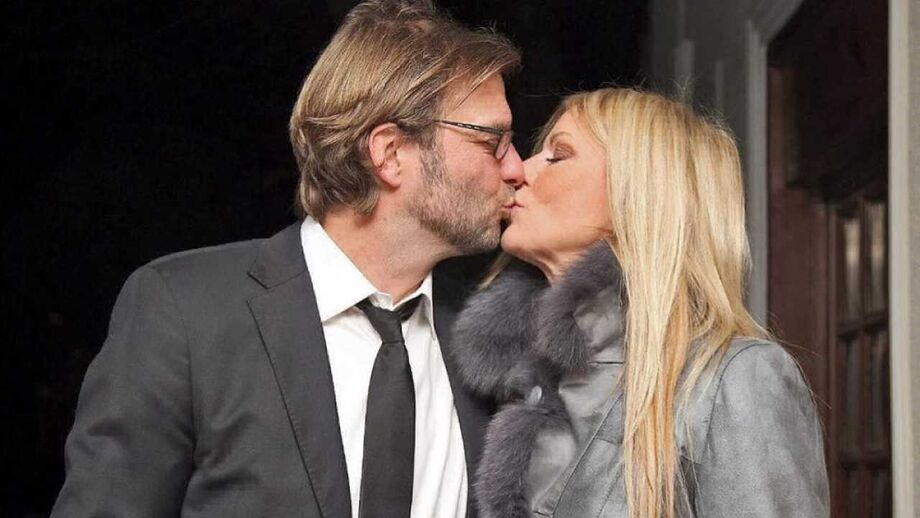 Mulher de Jurgen Klopp distribui dinheiro entre funcionários de um supermercado