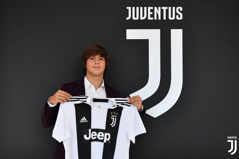 50. Pablo Moreno (Juventus) - Ainda não se estreou com a camisola da 'Vecchia Signora', mas já faz crescer água na boca dos adeptos. Com apenas 17 anos, Pablo Moreno, que marcou mais de 200 golos nas camadas jovens do Barcelona, já jogou pela equipa sub-23 da Juve e até foi convocado para um jogo da Taça de Itália na última temporada. A estreia avizinha-se.