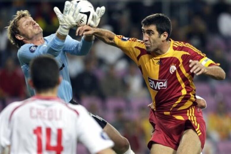 Hakan Sukur - Um dos maiores ídolos da história do Galatasaray ganha a vida, atualmente, a ser condutor da plataforma de transportes Uber, nos Estados Unidos.