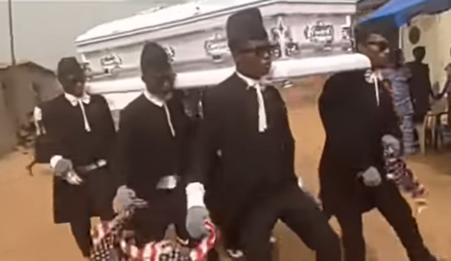 'Celebrar a morte': Carregam caixões no Gana como profissão e transformam-se em 'memes' internacionais