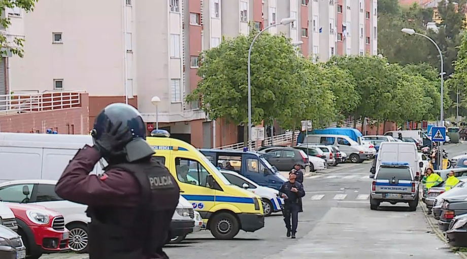 Idoso agride empregada com catana em Lisboa. Suspeito está barricado em casa