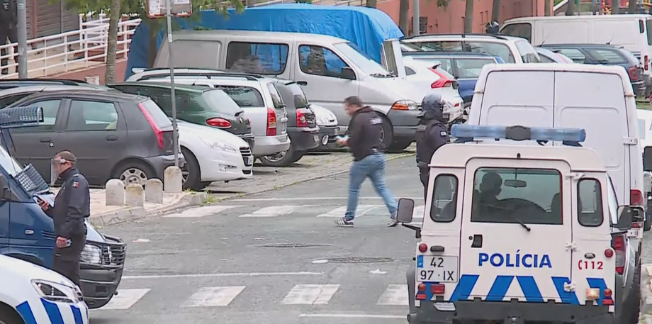 Idoso agride empregada com catana em Lisboa. Suspeito está barricado em casa
