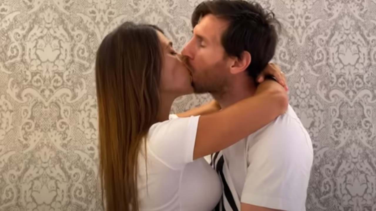 Messi e mulher perderam a vergonha beijo em videoclip torna-se viral - Vídeos imagem