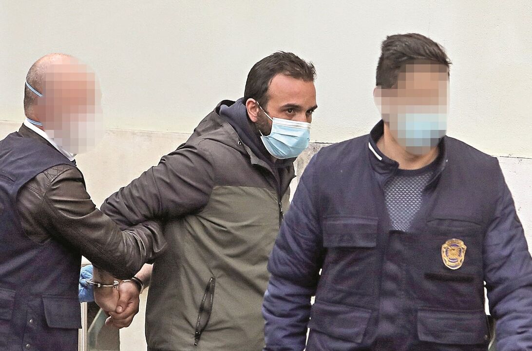 Sandro Bernardo, pai de Valentina, chegou ao tribunal sob fortes medidas de segurança	