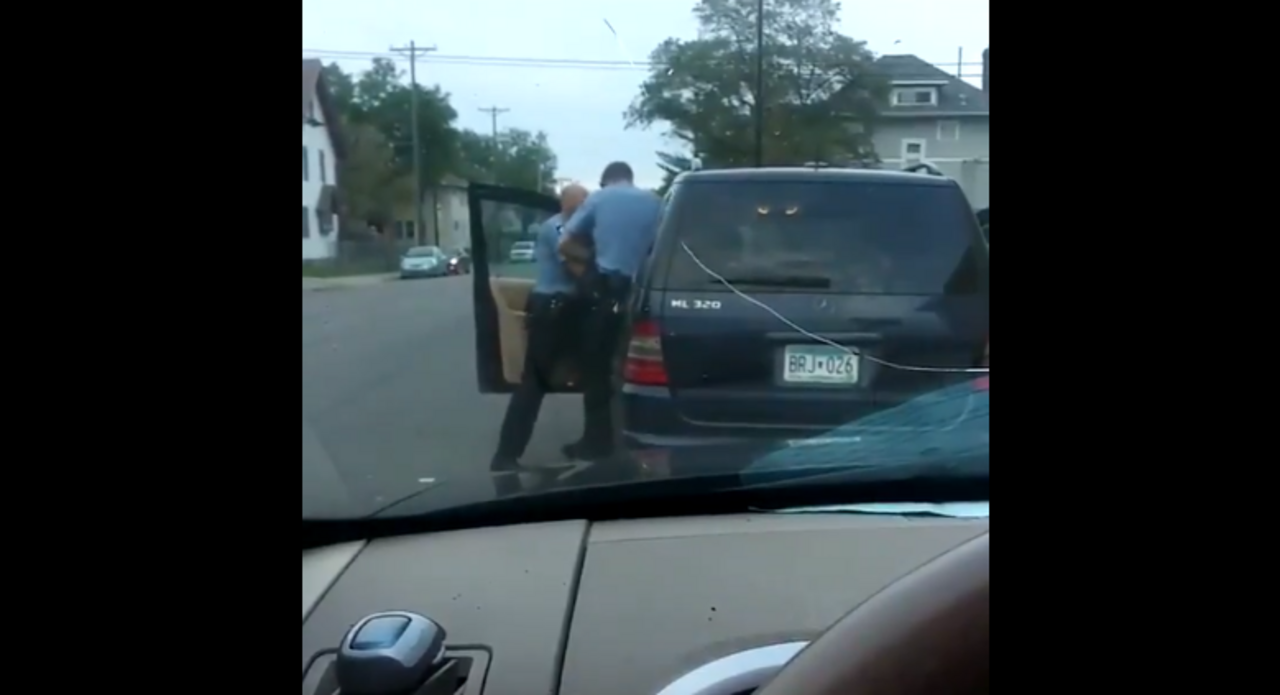 Novas vídeos mostram momentos antes de polícia matar cidadão negro nos Estados Unidos