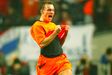 13. Wesley Sneijder (20 anos, Ajax) - Foi um verdadeiro mágico dentro de campo, enquanto teve 'estaleca' para tal. Infelizmente, Sneijder faz parte do lote de jogadores que não vingaram pelo Real Madrid - representou os blancos entre 2007 e 2009 -, mas no Inter, sob o comando de José Mourinho, foi dono e senhor. Pelos nerazzurri conquistou uma Liga dos Campeões (2009/10), uma Serie A (2009/10), duas Taças de Itália (2009/10 e 2010/11), uma Supertaça de Itália (2010/11) e dois Mundiais de Clubes (2010 e 2011). Já perto do final da carreira, triunfou nos turcos do Galatasaray, onde também venceu tudo o que havia para vencer. Disse adeus aos relvados em 2019, depois de 134 internacionalizações pela seleção holandesa.