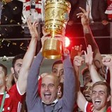 O dia em que o Bayern chegou ao tetra e Guardiola teve de aumentar a vitrina dos troféus lá em casa