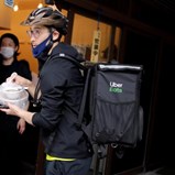 Medalhado olímpico de esgrima entrega comida de bicicleta em Tóquio