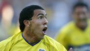 7. Carlos Tevez (20 anos, Boca Juniors) - Um argentino que passou pelo Brasil antes de dar o salto para a Premier League, onde foi tão 'feliz', ao vestir a camisola dos rivais de Manchester. Em Itália, representou a Juventus, onde também conquistou quase tudo o que havia para ganhar. Atualmente, veste as cores do Boca Juniors clube que o lançou na carreira e que agora o viu voltar.