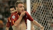 8. Daniele de Rossi - 21 anos, AS Roma) - Uma carreira de sucesso ligada ao clube do seu coração, a AS Roma, que terminou apenas no último ano da carreira quando trnasferiu-se para o Boca Juniors. Pelos giallorossi conquistou duas Taças de Itália e uma Supertaça de Itália, sem esquecer o campeonato do Mundo ganho em 2006, com a squadra azzurra.