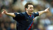 9. Andrés Iniesta (20 anos, Barcelona) - Hoje cumpre o seu 36.º aniversário e não podia faltar nesta lista. Depois de toda uma carreira ao serviço do Blaugrana, onde partilhou balneário com inúmeras figuras do clube, como Puyol, Xavi, Ronaldinho ou até Henry, este médio-centro espanhol, apesar da idade, ainda dava 'uma perninha' ao meio-campo blaugrana... e com muita classe, certamente. Atulamente, veste a camisola dos japoneses do Vissel Kobe, onde espalha magia. No seu palmarés constam títulos como o Mundial de 2010 e os dois Europeus de 2008 e 2012.