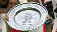 11. Van der Vaart (21 anos, Ajax) - A escola Ajax nunca dececiona e Van der Vaart é só mais um exemplo disso mesmo. Médio criativo holandês canhoto fazia o que queria com a bola nos pés, especialmente nos lances de bola parada. Esteve em grande nível ainda no Hamburgo, da Alemanha, e no Tottenham, de Inglaterra. Pendurou as chuteiras em 2018, nos noruegueses do Esbjerg.