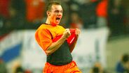 13. Wesley Sneijder (20 anos, Ajax) - Foi um verdadeiro mágico dentro de campo, enquanto teve 'estaleca' para tal. Infelizmente, Sneijder faz parte do lote de jogadores que não vingaram pelo Real Madrid - representou os blancos entre 2007 e 2009 -, mas no Inter, sob o comando de José Mourinho, foi dono e senhor. Pelos nerazzurri conquistou uma Liga dos Campeões (2009/10), uma Serie A (2009/10), duas Taças de Itália (2009/10 e 2010/11), uma Supertaça de Itália (2010/11) e dois Mundiais de Clubes (2010 e 2011). Já perto do final da carreira, triunfou nos turcos do Galatasaray, onde também venceu tudo o que havia para vencer. Disse adeus aos relvados em 2019, depois de 134 internacionalizações pela seleção holandesa.