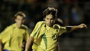 15. Diego (19 anos, Santos) - Despertou o interesse de grande clubes europeus logo no Brasil, ainda ao serviço do Santos, antes de rumar a Portugal, ao FC Porto, que acabara de sangrar-se campeão europeu de clubes. Pelos azuis e brancos conquistou um campeonato nacional (2004), duas Supertaças Cândido de Oliveira (2004 e 2005) e uma Taça Intercontinental (2004). Mais recentemente, ao serviço do Flamengo de Jorge Jesus, conquistou o campeonato brasileiro, a Recopa Sul-Americana e a Libertadores. Títulos não lhe falta.