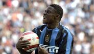 16. Obafemi Martins (19 anos, Inter) - Atingiu o topo muito cedo na carreira e 'caiu' com a mesma rapidez que lá chegou. Depois do Inter, Obafemi representou clubes como o Newcastle, Wolfsburgo, Rubin Kazan, Birmingham, Levante, Sounders e Shenhua, último clube que representou na carreira e onde se retirou profissionalmente, em 2019.