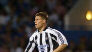 25. James Milner (18 anos, Newcastle) - Figura do Liverpool nos dias que correm, James Milner teve uma carreira de acordo com aquilo que se lhe perspetivava. Depois de sair do Newcastle, o internacional inglês rumou por empréstimo ao Aston Villa antes de se transferir em definitivo para o clube. Posteriormente, mudou-se para o azul de Manchester, onde conquistou uma Taça de Inglaterra (2011), duas Premier League (2012 e 2014), uma Supertaça de Inglaterra (2013) e uma Taça da Liga Inglesa (2014). Contudo, foi no Liverpool que conquistou o troféu mais importante da carreira: a Liga dos Campeões, em 2018/19.