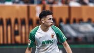 Ruben Vargas (Augsburgo) - Extremo esquerdo de 21 anos suíço, de ascendência dominicana. Está a realizar a sua primeira temporada na Alemanha, onde tem mostrado a sua veia dribladora.