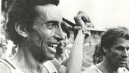 Fernando Mamede festeja com Carlos Lopes após a corrida de Estocolmo em 1984