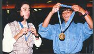 Fernanda Ribeiro e Manuela Machado com as medalhas de ouro