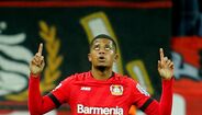 46. Leon Bailey - É daqueles jogadores que todo o seu talento acabou por vir ao de cima. O extremo-esquerdo jamaicano, formado nos Phoenix Academy, já passou pelo futebol austríaco, eslovaco e até belga, antes de ingressar no alemão, onde agora representa o Bayer Leverkusen. Tem contrato com o clube germânico até junho de 2023.
