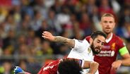 Salah saiu na 1ª parte da final da Champions de 2018 com queixas no braço direito após lance com Ramos