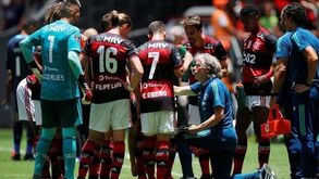Oito funcionários do Flamengo infetados colocam em risco regresso aos treinos